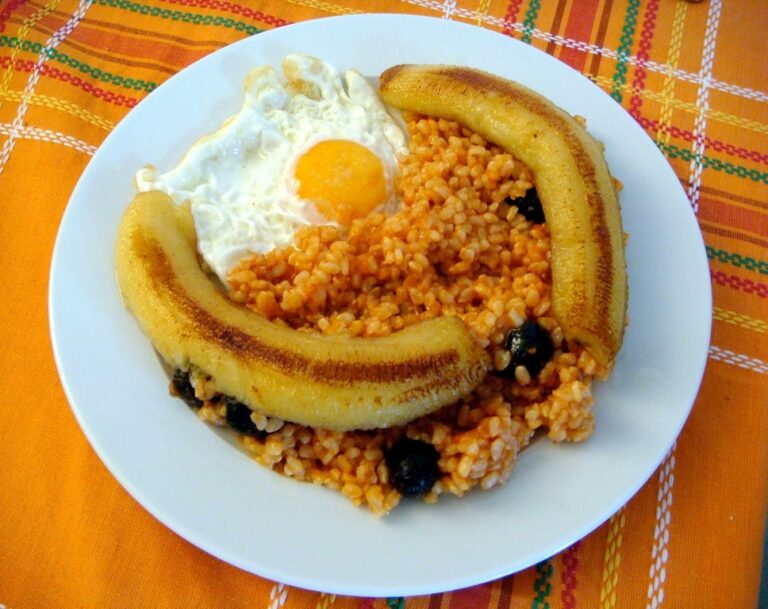Arroz a la cubana con huevo frito y plátano