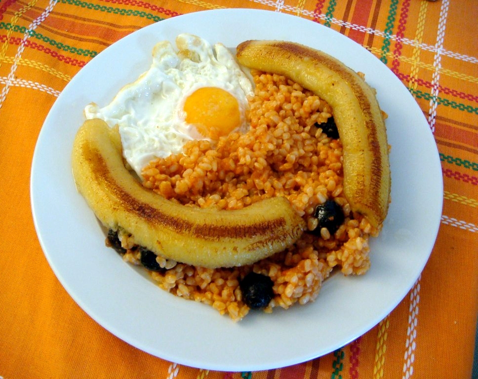 Arroz a la cubana con huevo frito y plátano