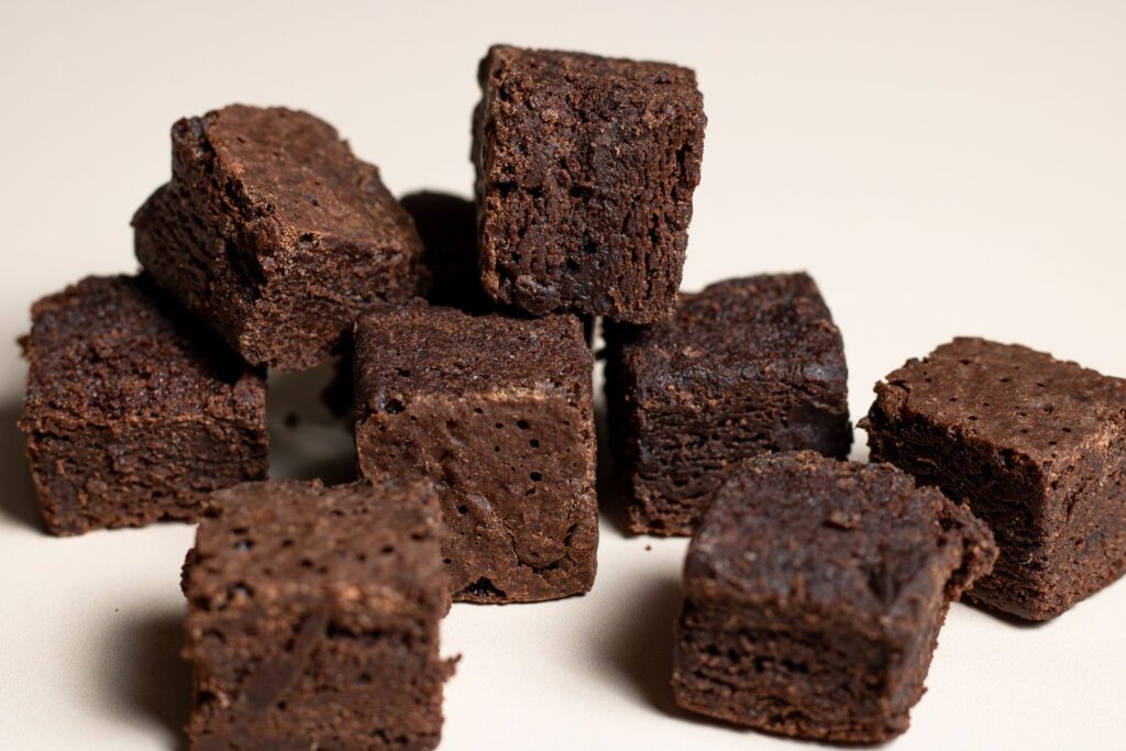 Brownie sin báscula cortado en cuadrados