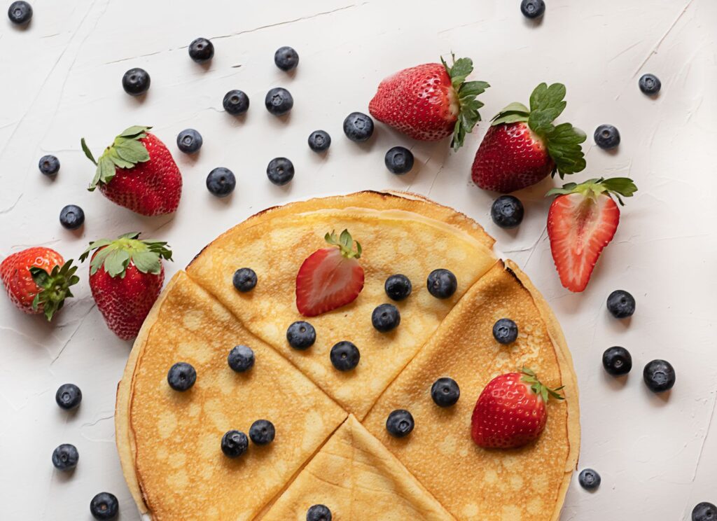 Crepes sin báscula con fresas y arándanos