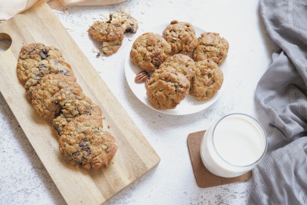 Galletas de avena y plátano con un vaso de leche
