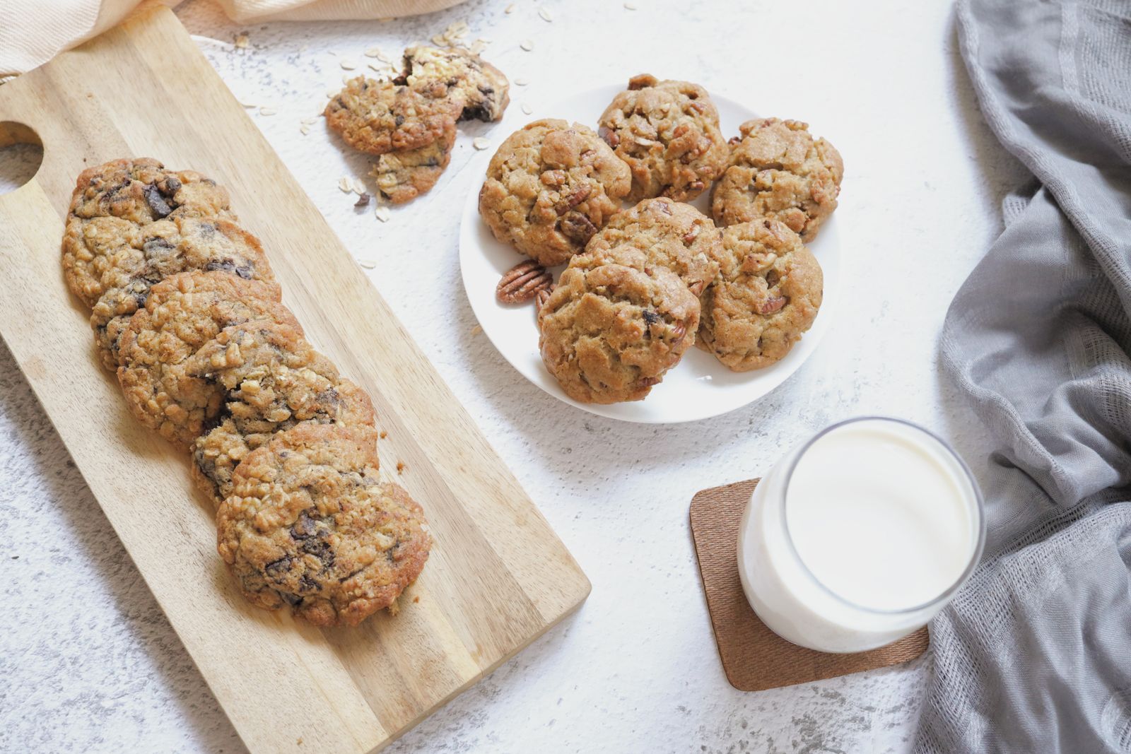 Galletas de avena y plátano con un vaso de leche