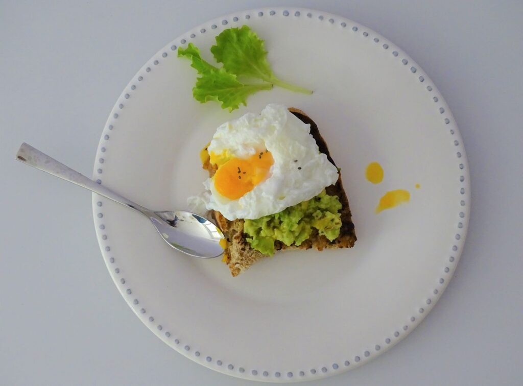 Tostada de aguacate con huevo