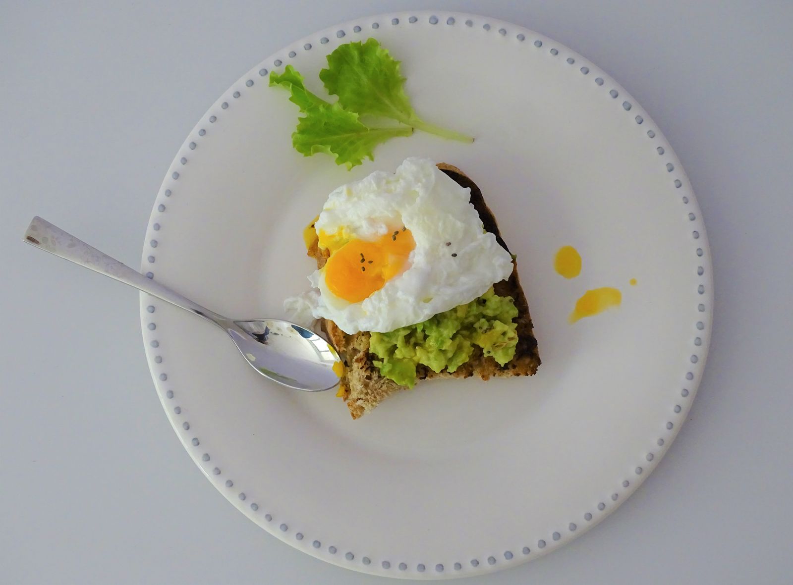 Tostada de aguacate con huevo
