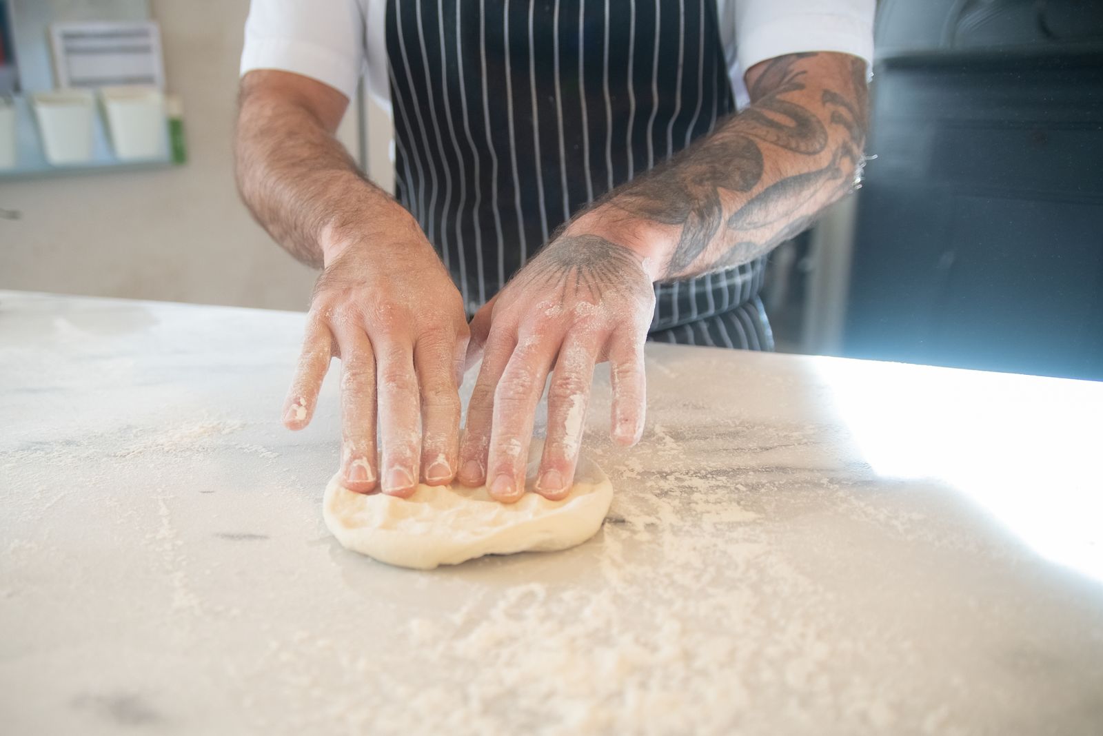Amasando masa de pizza casera