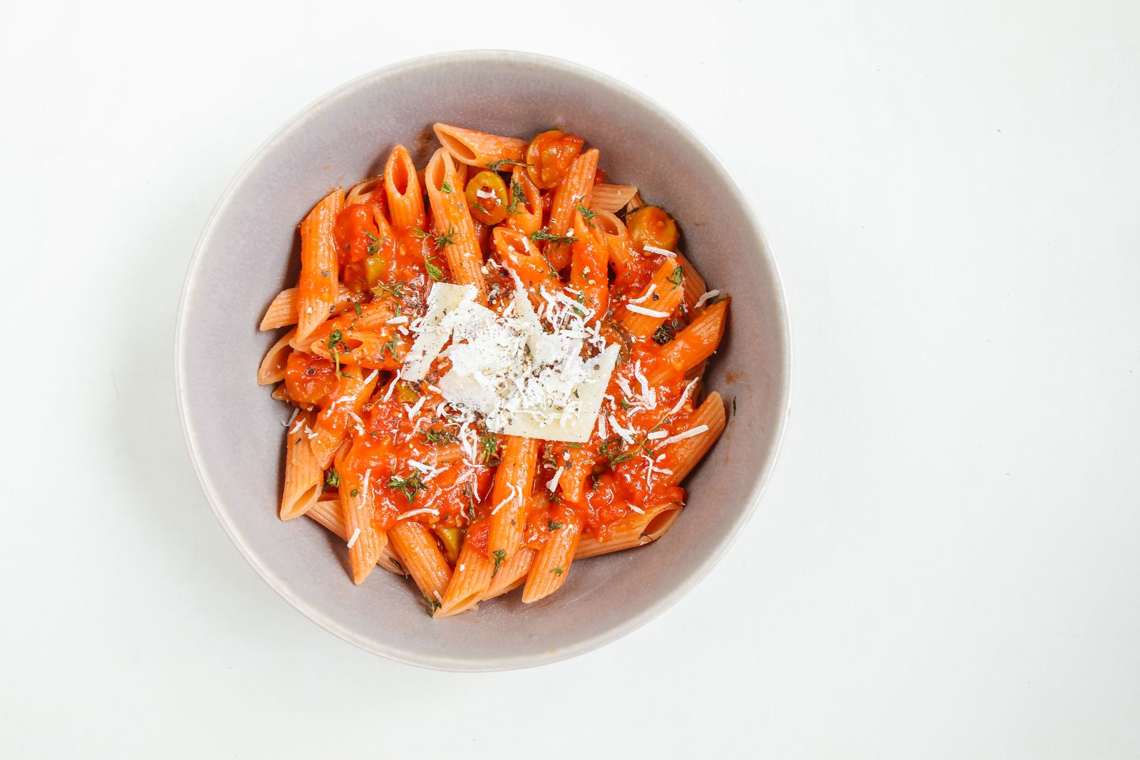 Pasta con atún y tomate