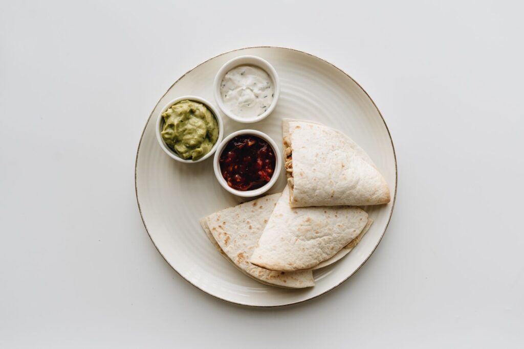 Quesadillas de pollo y queso con salsas