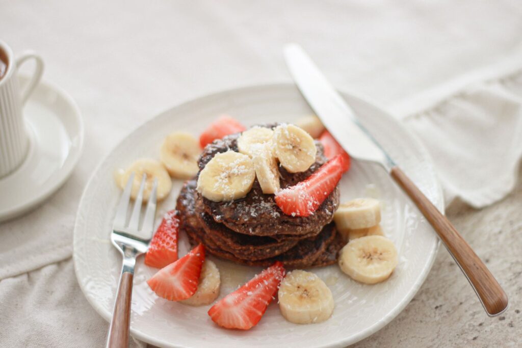 Tortitas de plátano y avena con frutos rojos